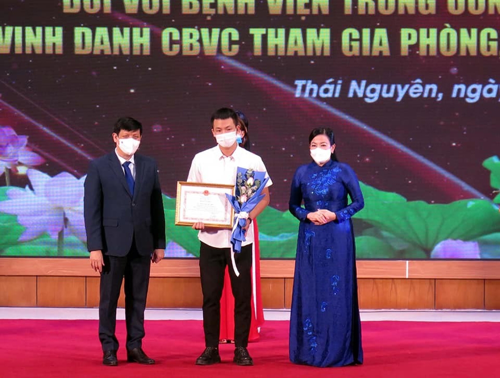 Vinh danh 261 cán bộ viên chức Bệnh viện Trung ương Thái Nguyên tham gia phòng chống dịch Covid-19