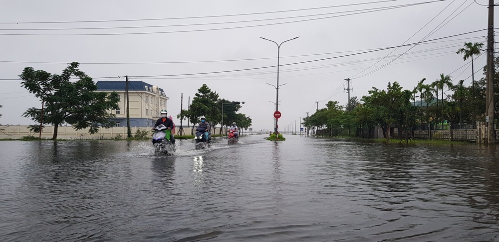 Thừa Thiên - Huế: Mưa liên tục gây sạt lở bờ biển, bờ sông và chia cắt nhiều tuyến đường