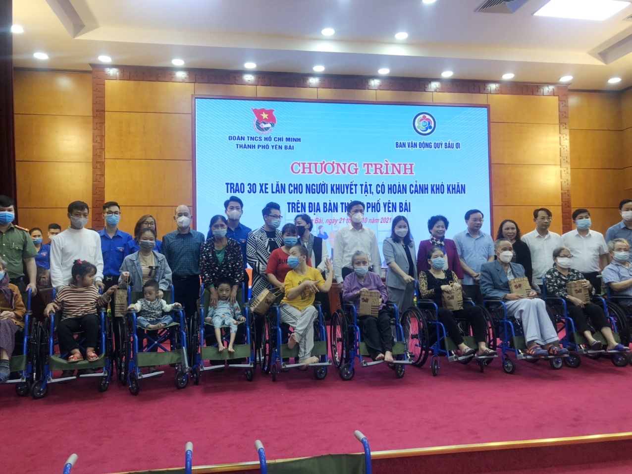 Yên Bái: Trao tặng xe lăn cho các hoàn cảnh khó khăn