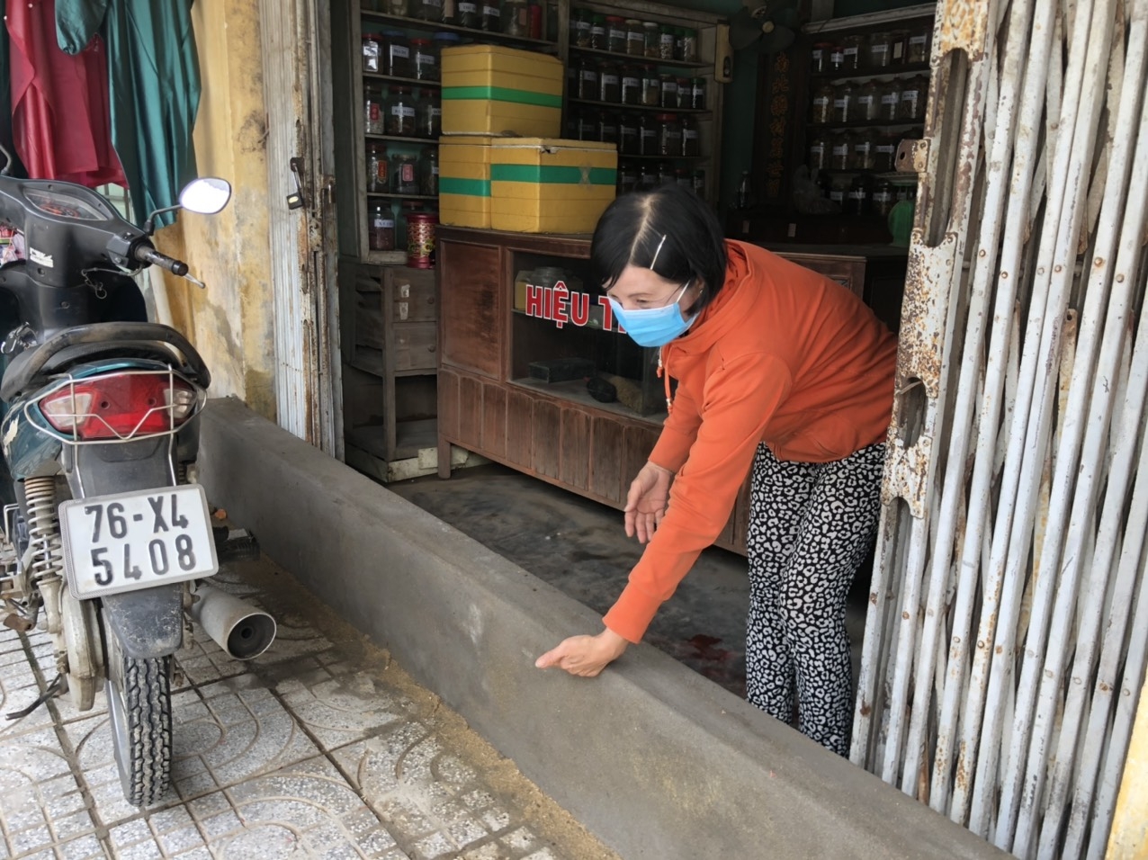 Quảng Ngãi: Dân chợ Hàng Rượu khổ sở tìm cách chống ngập