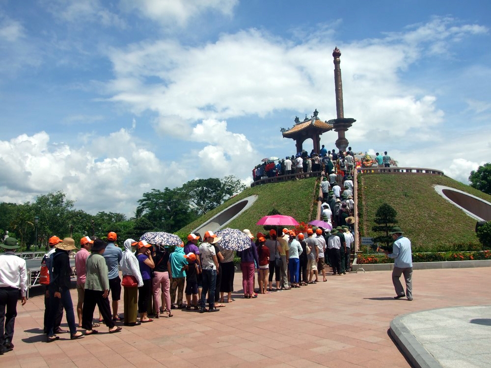 Du khách đến thăm di tích lịch sử quốc gia đặc biệt Thành cổ Quảng Trị.