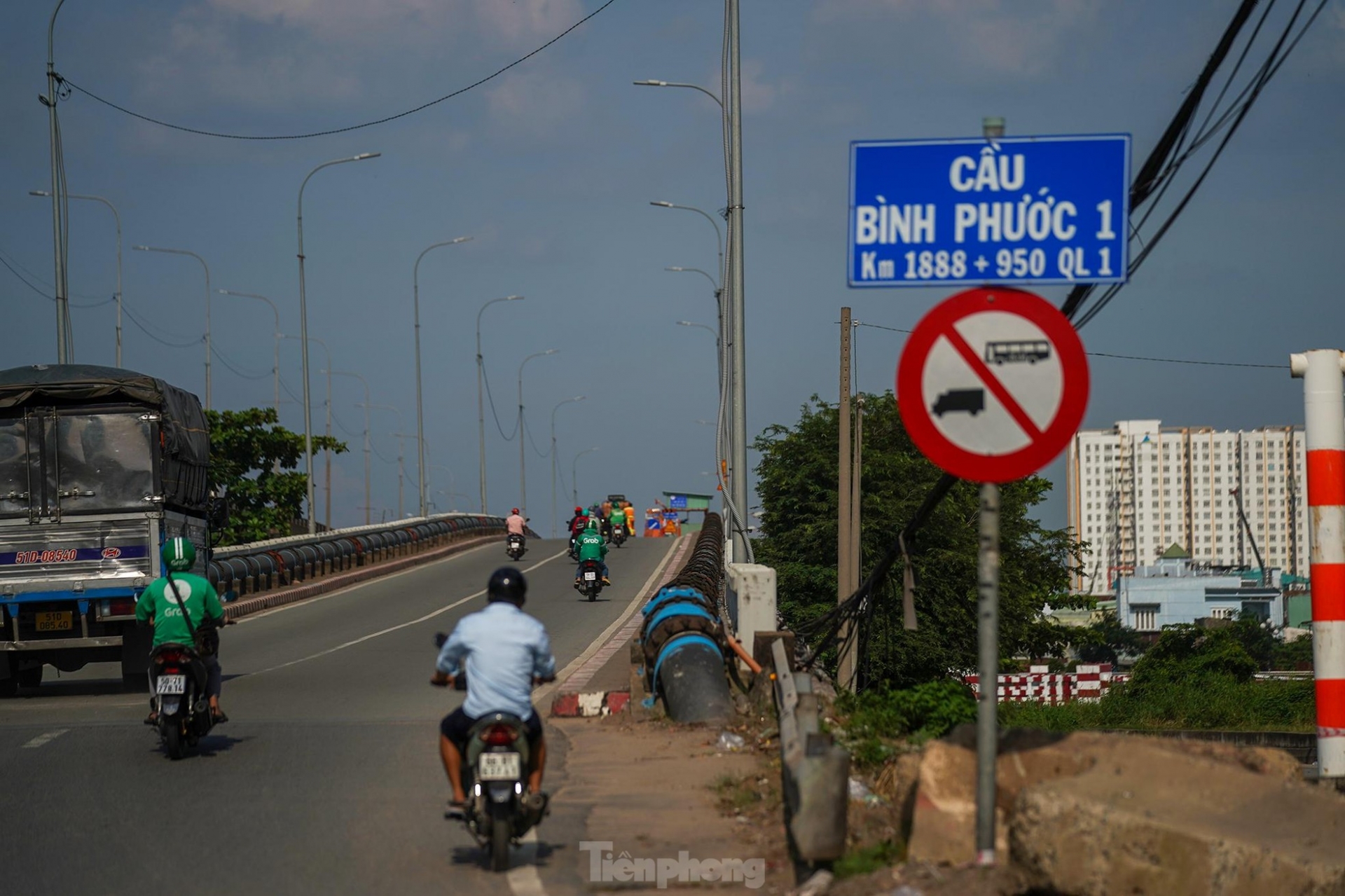 bay tren nhung cay cau vuot song sai gon