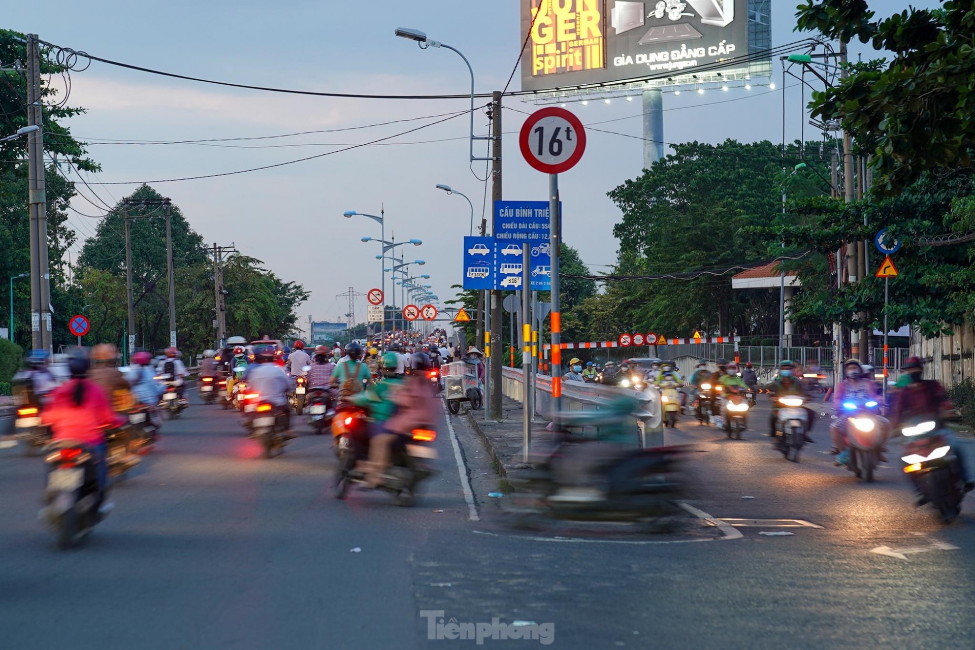 bay tren nhung cay cau vuot song sai gon