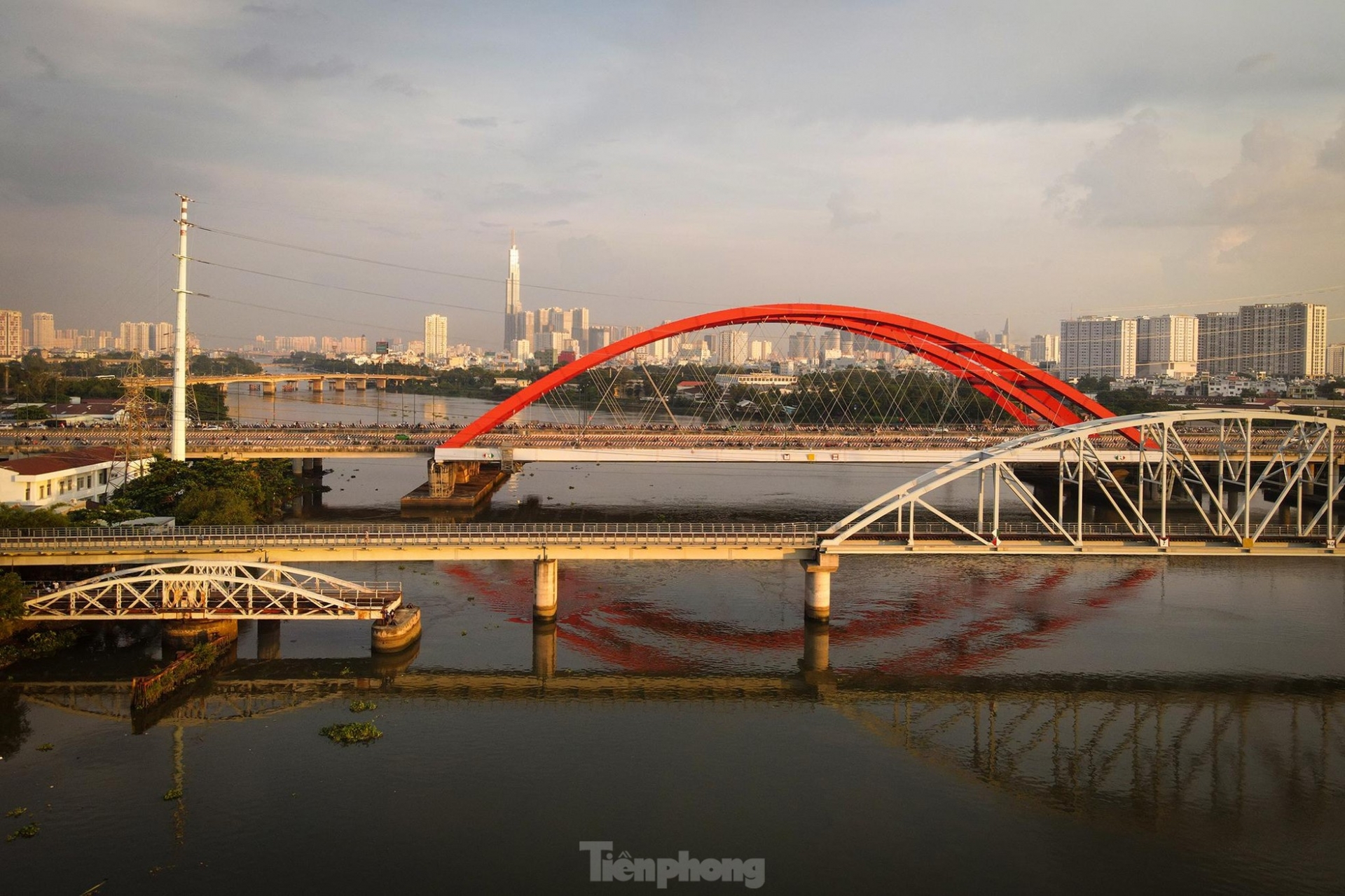 bay tren nhung cay cau vuot song sai gon