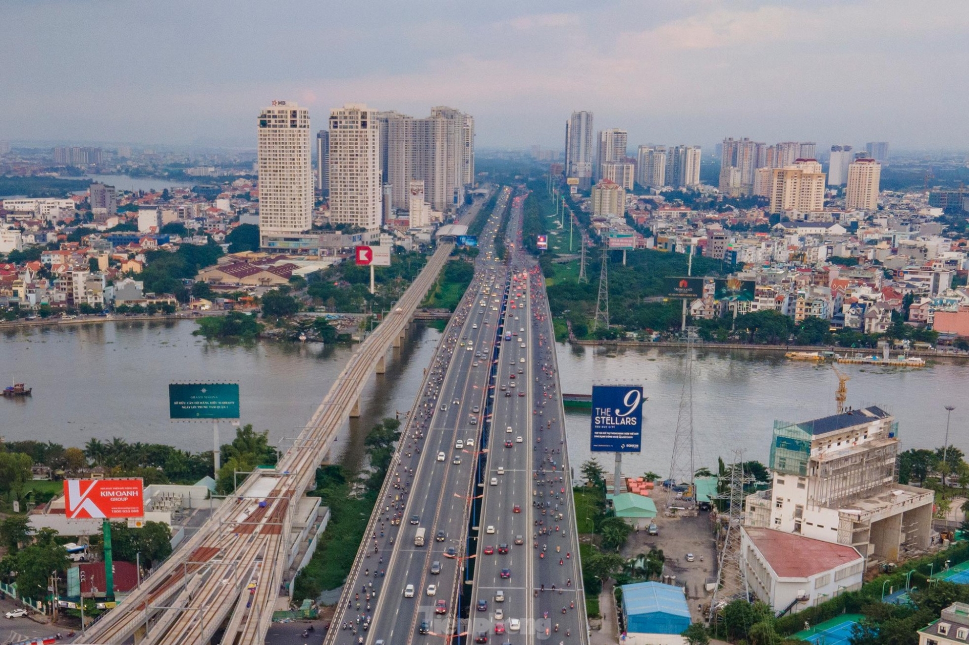 bay tren nhung cay cau vuot song sai gon