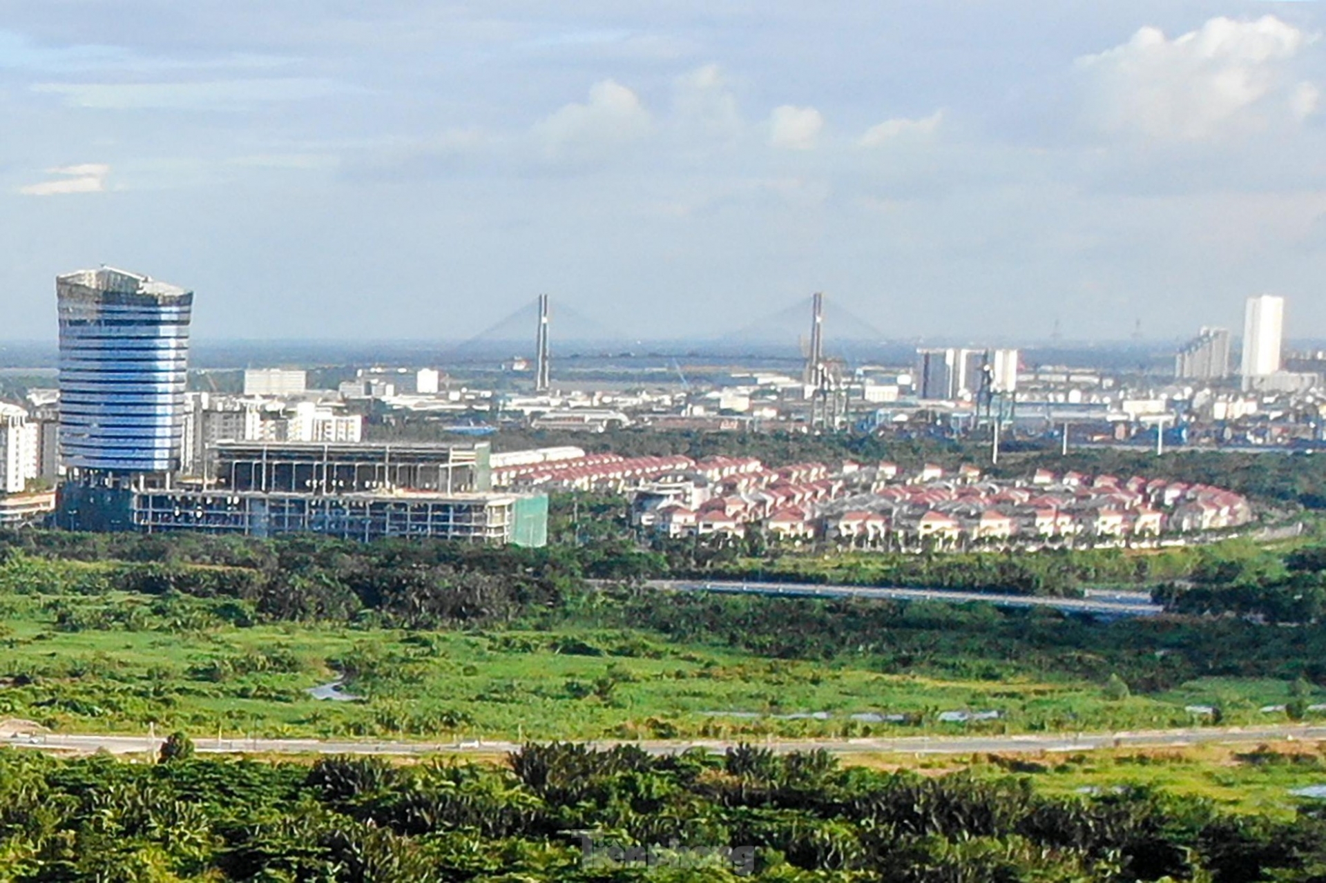 bay tren nhung cay cau vuot song sai gon