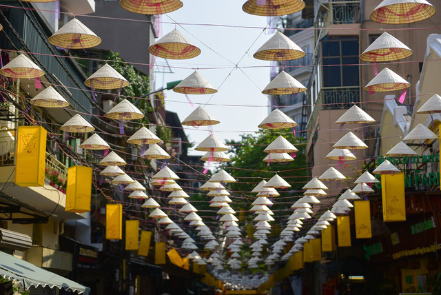 Con đường nón lá ở phố cổ Hà Nội đã trở thành một điểm check-in hấp dẫn cho nhiều du khách. Con đường này được trang trí bằng hàng trăm chiếc nón lá tạo nên một không gian Tết đầy màu sắc và ấn tượng. Hãy tới đây vào dịp Tết để tận hưởng không khí rộn ràng và chụp những bức ảnh đẹp mắt.