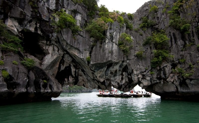 Quảng Ninh: Lật đò chở khách du lịch trên vịnh Hạ Long