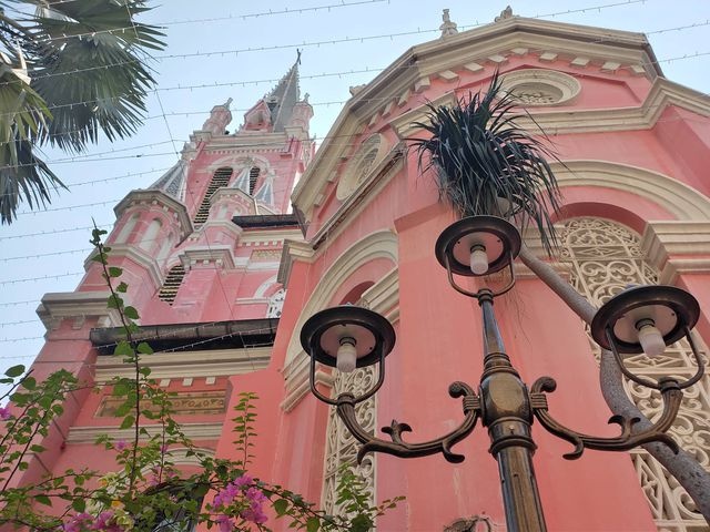 Khách nước ngoài đổ xô tham quan nhà thờ màu hồng ở Sài Gòn