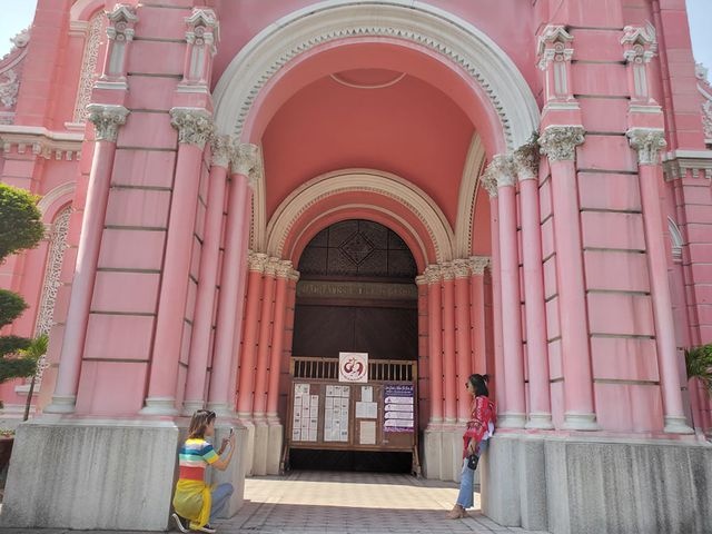 Khách nước ngoài đổ xô tham quan nhà thờ màu hồng ở Sài Gòn