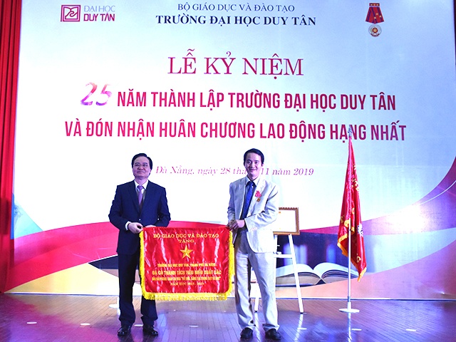 Trường Đại học Duy Tân đón nhận Huân chương chương Lao động hạng Nhất