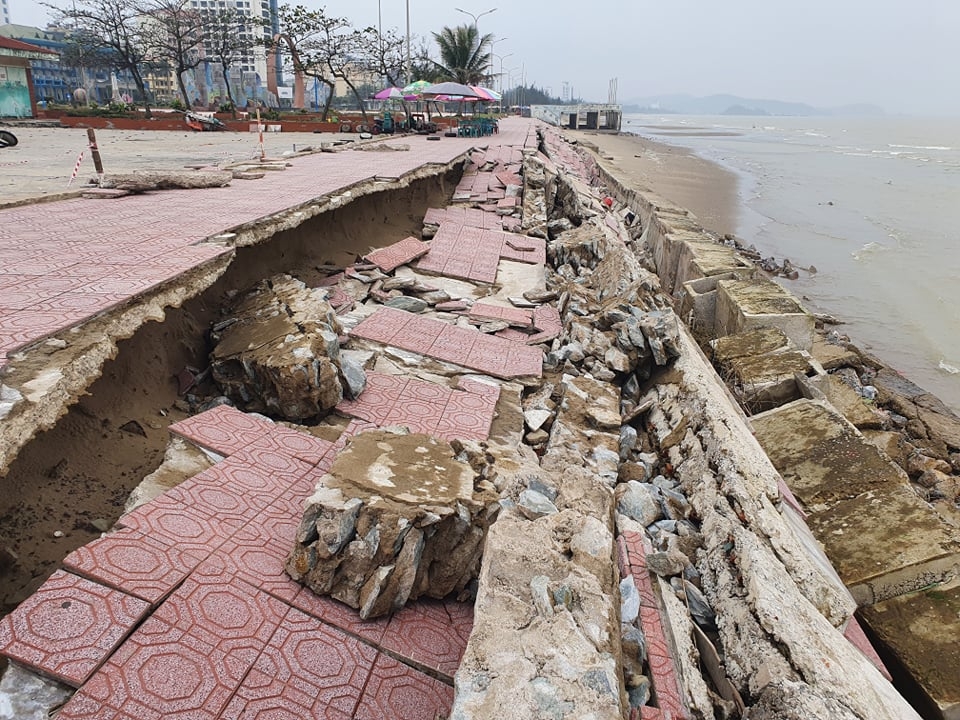 Nghệ An: Sụt lún, sạt lở nghiêm trọng kè chắn sóng biển Cửa Lò sau bão số 9