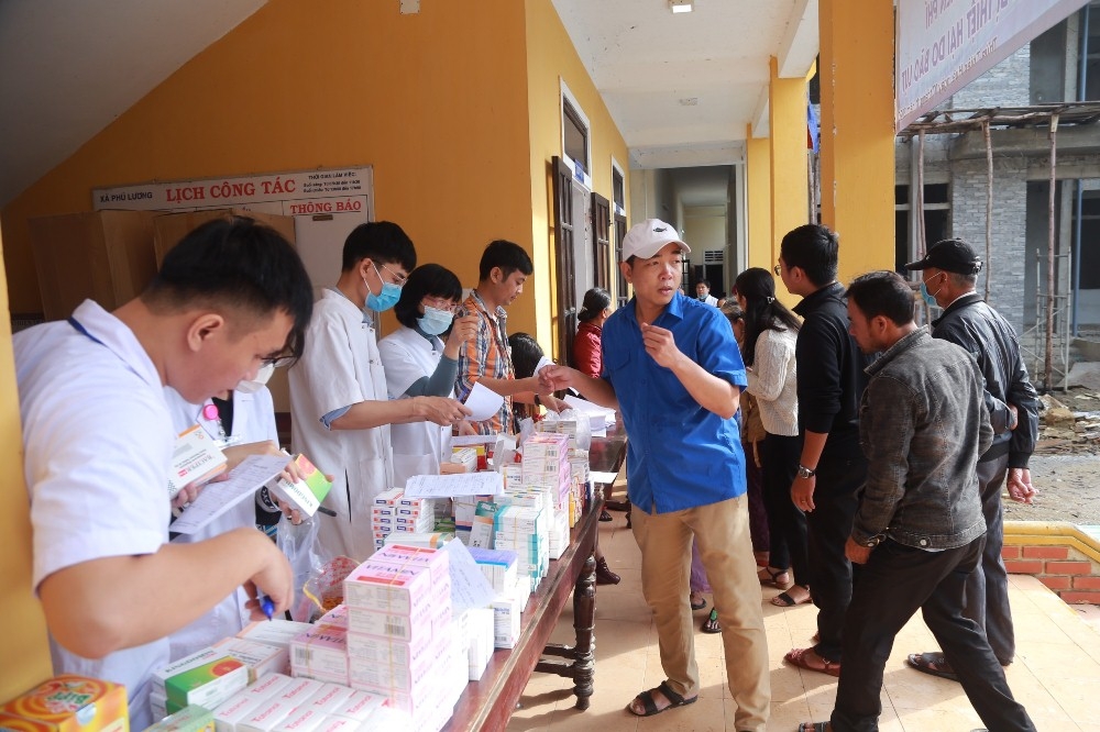 Bệnh viện Trung ương Huế khám chữa bệnh, cấp thuốc và tặng quà cho người dân vùng lũ