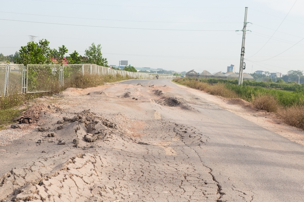 Đường gom cao tốc Bắc Giang – Lạng Sơn: Vừa đưa vào sử dụng đã xuống cấp nghiêm trọng