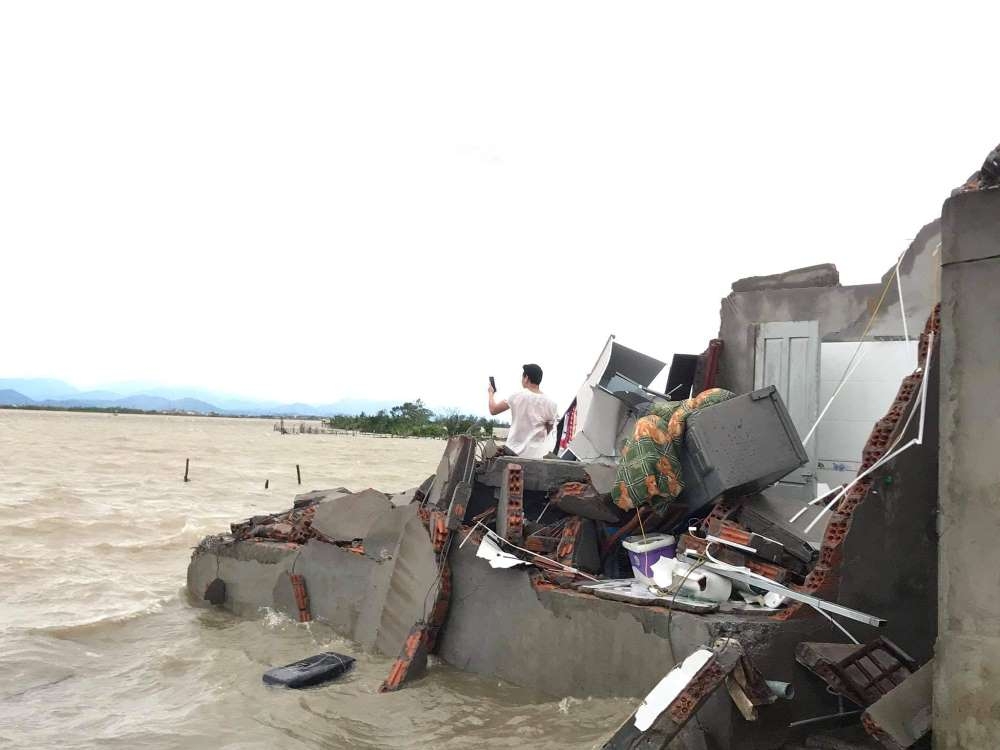 Thừa Thiên – Huế: Hàng loạt nhà dân, trường học, tàu cá tan hoang sau bão 13