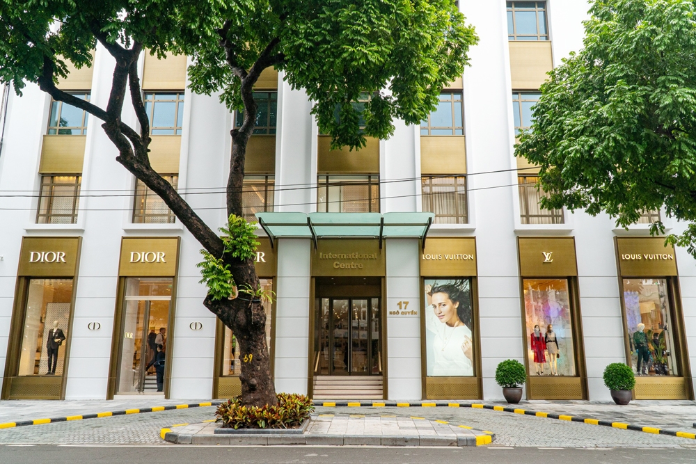 Hai hãng hàng hiệu xa xỉ Louis Vuitton và Christian Dior chính thức tham gia thị trường bán lẻ Hà Nội