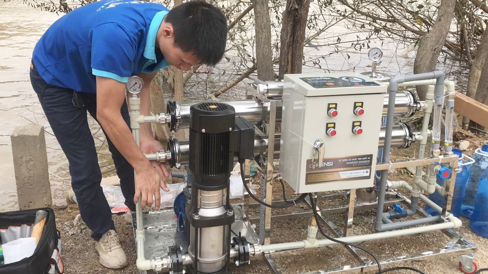Trao tặng máy lọc nước cơ động Kensi cho người dân vùng lũ miền Trung