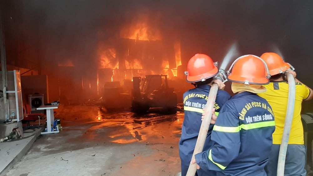 Nghệ An: Cháy lớn tại kho chứa hàng ở thành phố Vinh
