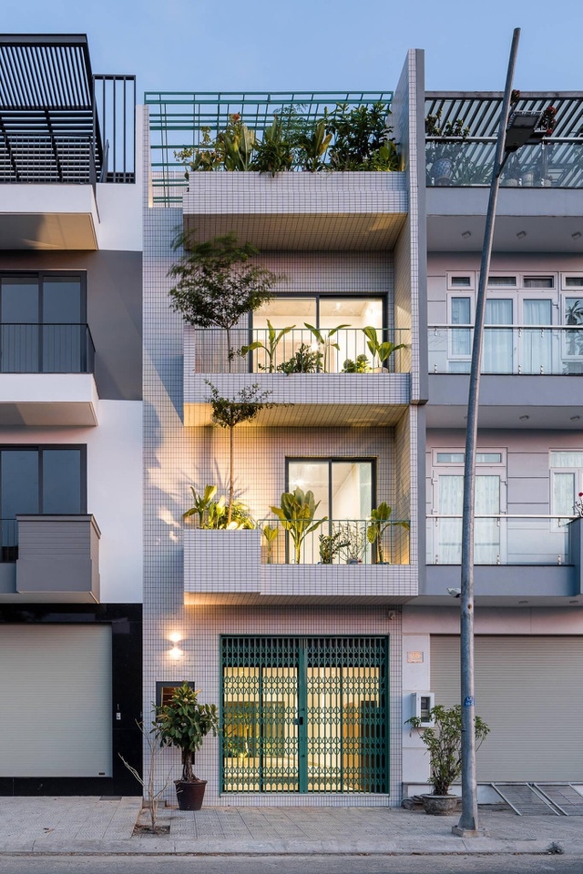 Cầu thang đẹp Sài Gòn: Không gian sống hiện đại của Sài Gòn luôn đáp ứng nhu cầu về kiến trúc và thiết kế sáng tạo. Cầu thang đẹp luôn là tâm điểm thu hút mọi ánh nhìn và mang lại cảm giác sang trọng, đẳng cấp cho căn nhà. Điều này giúp chủ nhà có thể tận hưởng một không gian sống đẳng cấp và tiện nghi trong thời gian dài.