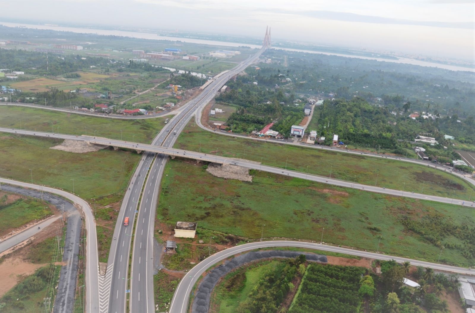 Xây dựng hạ tầng giao thông đường bộ tạo động lực thúc đẩy phát triển kinh tế - xã hội vùng Đồng bằng sông Cửu Long