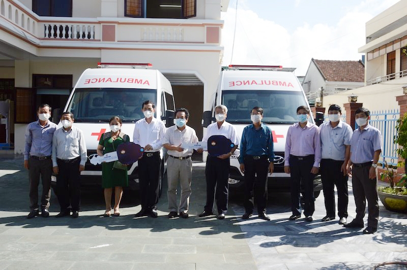 Tập đoàn Dầu khí Việt Nam tặng Quảng Ngãi 2 xe cứu thương