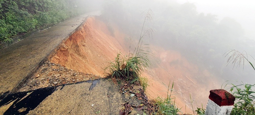 Thừa Thiên - Huế: Sạt lở nghiêm trọng đường lên đỉnh Bạch Mã
