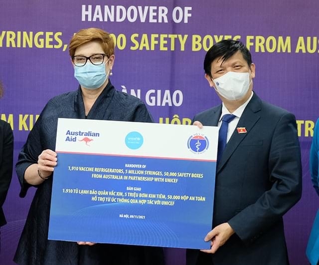 Việt Nam tiếp nhận thiết bị dây chuyền lạnh và vật tư tiêm chủng do Chính phủ Australia và UNICEF hỗ trợ