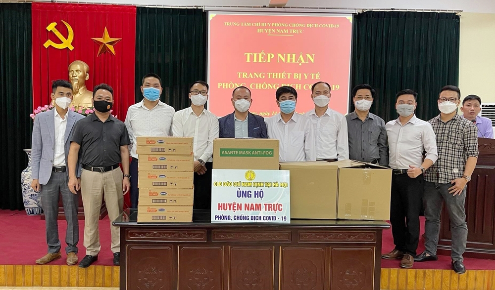CLB Báo chí Nam Định tại Hà Nội trao quà ủng hộ phòng, chống dịch Covid-19 tại tỉnh Nam Định