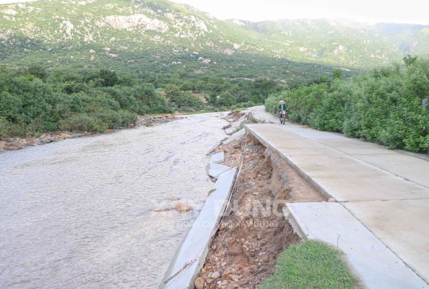 Ninh Thuận: Cần sớm khắc phục tuyến đường bê tông bị hư hỏng do mưa lũ gây ra