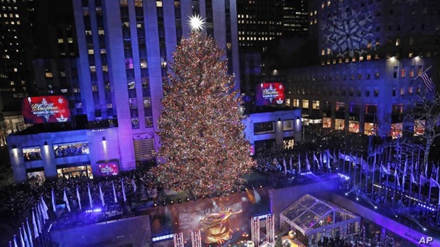 New York thắp sáng cây thông khổng lồ chào đón mùa Giáng sinh
