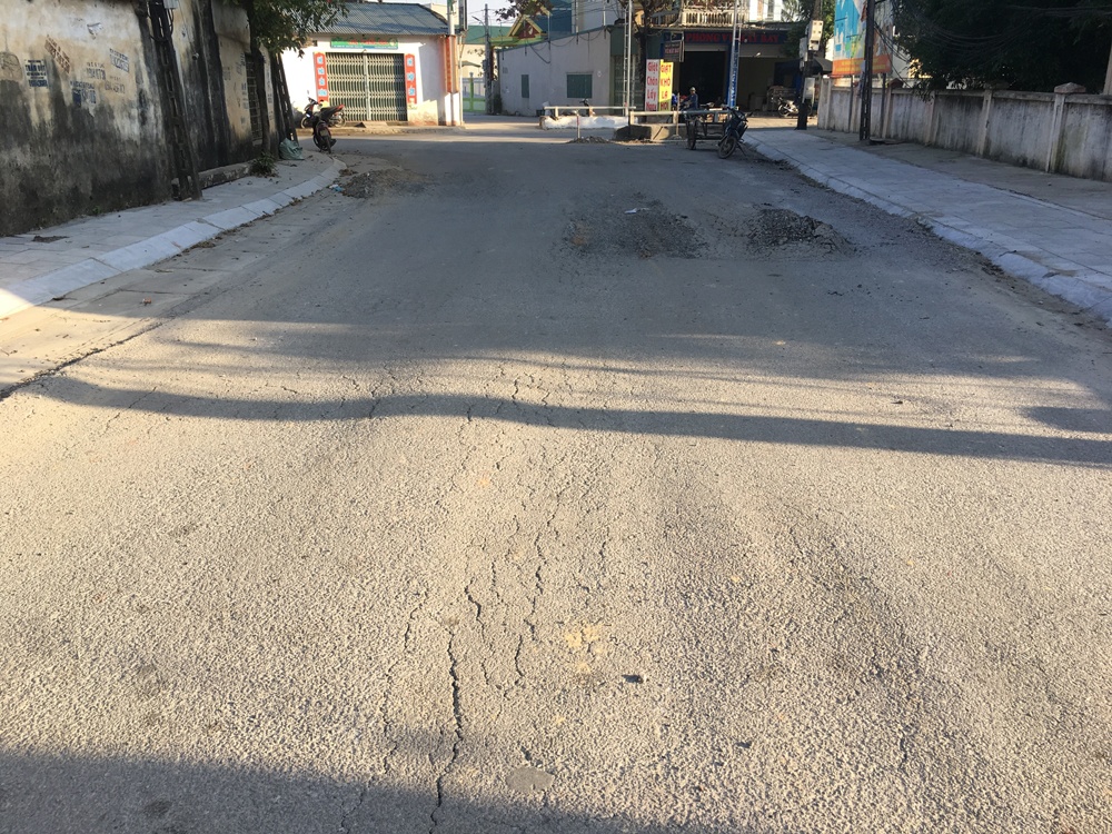 Đông Sơn (Thanh Hóa): Đường mới làm đã bị bong tróc, sình lún