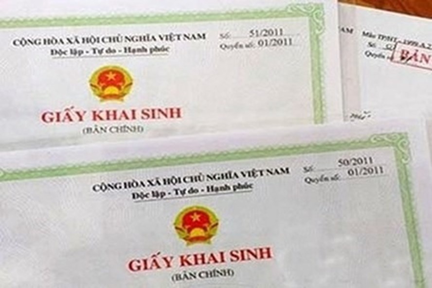 ngay sinh trong giay khai sinh khac chung minh nhan dan phai lam sao