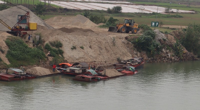 Nghệ An: Lập đoàn kiểm tra nghi vấn dầu loang trên sông Lam