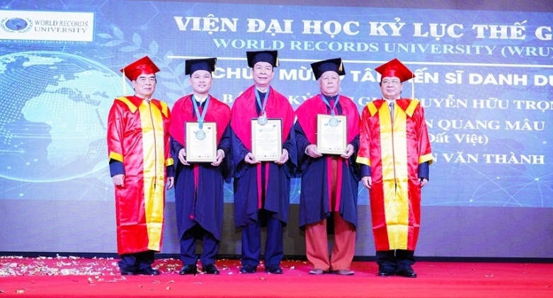 Anh hùng Lao động Nguyễn Quang Mâu được vinh danh Tiến sĩ danh dự của Viện Đại học Kỷ lục Thế giới