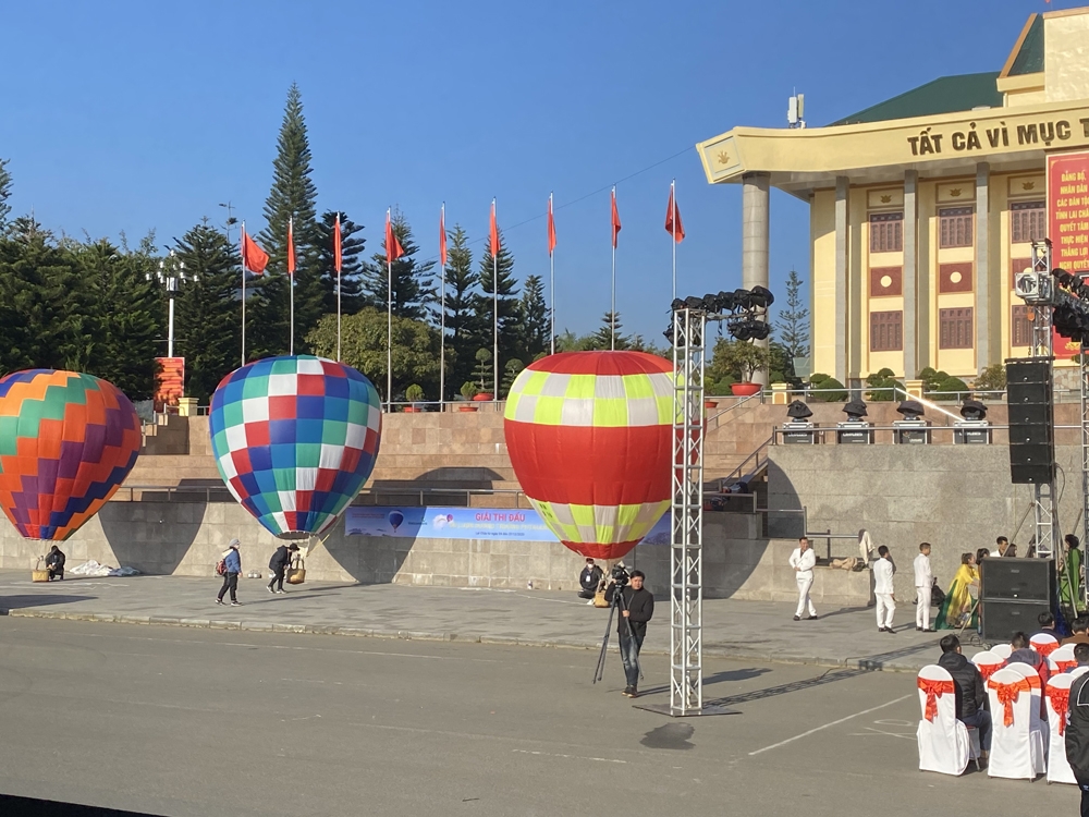 Lai Châu tổ chức giải dù lượn đường trường Putaleng mở rộng năm 2020 và hoạt động khinh khí cầu