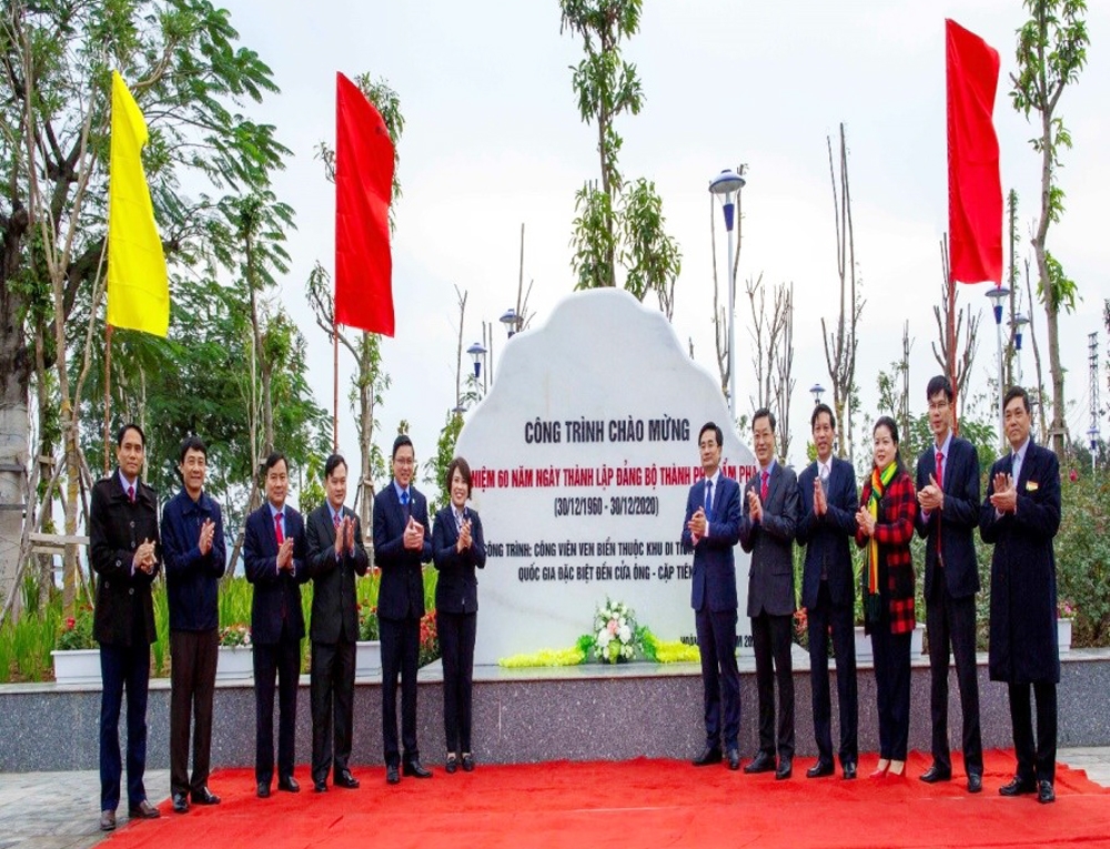 Cẩm Phả (Quảng Ninh): Gắn biển công trình chào mừng 60 năm ngày thành lập Đảng bộ