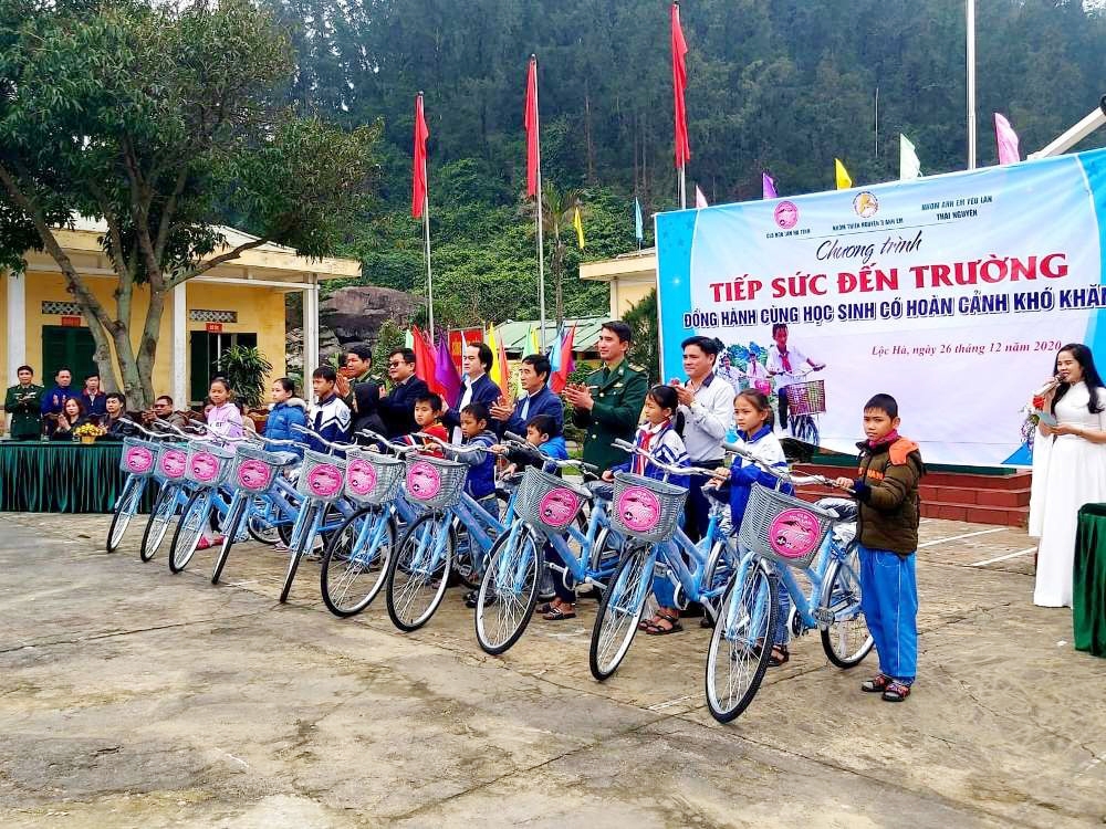 Câu lạc bộ Hoa Lan Hà Tĩnh: Trao 170 xe đạp cho học sinh nghèo vùng biên giới đất liền ven biển