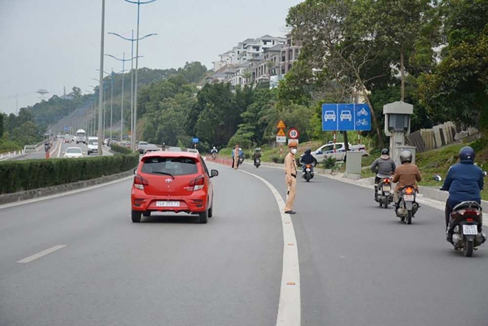 Quảng Ninh: Phân luồng giao thông trên cầu Bãi Cháy