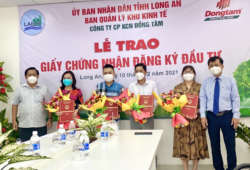 Long An: Trao Giấy chứng nhận đầu tư Nhà đầu tư thứ cấp trong Khu công nghiệp Thuận Đạo mở rộng