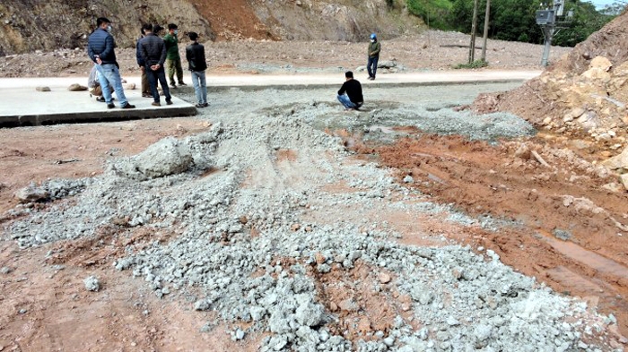 Thái Nguyên: Kiểm tra tuyến đường bị phản ánh sử dụng vật liệu kém chất lượng
