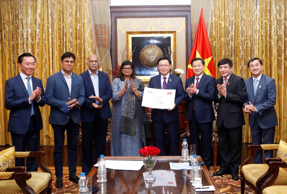 Giám đốc điều hành Tập đoàn Bharat Biotech trao tặng 200.000 liều vaccine Covaxin phòng Covid-19 cho trẻ em Việt Nam