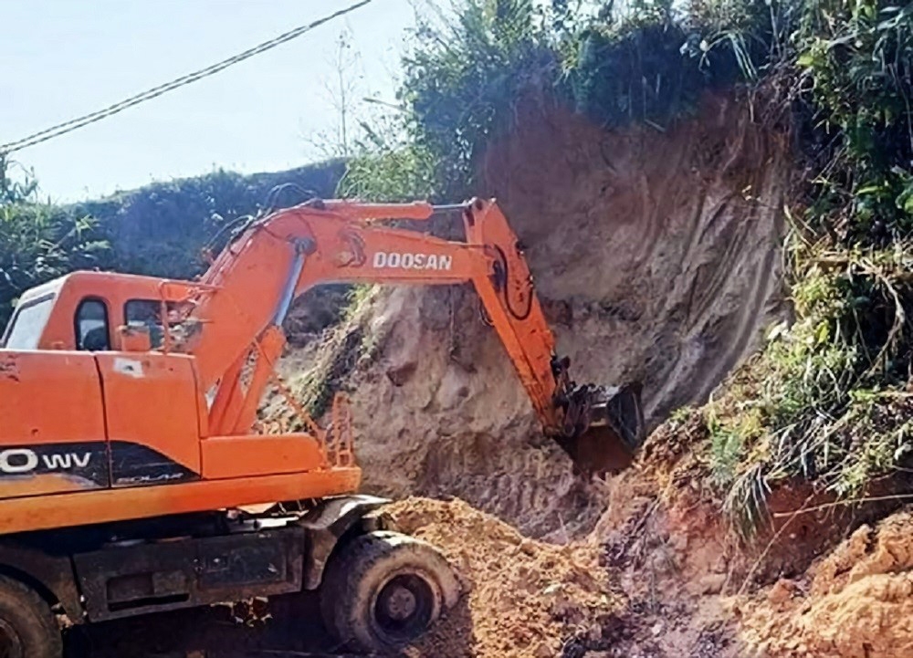 Quế Phong (Nghệ An): Sạt lở đất nền nhà đang đào khiến 1 cháu nhỏ tử vong