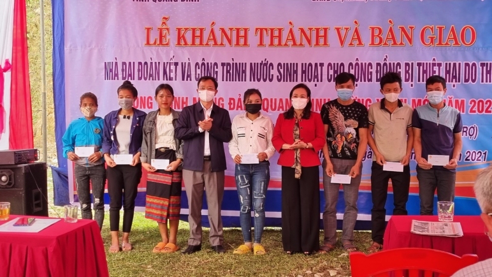 Quảng Bình: Bàn giao 27 nhà đại đoàn kết và 3 công trình nước sạch cho người dân miền núi