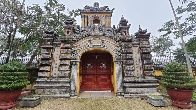 kham pha biet cung vang son ben dong an cuu xu hue