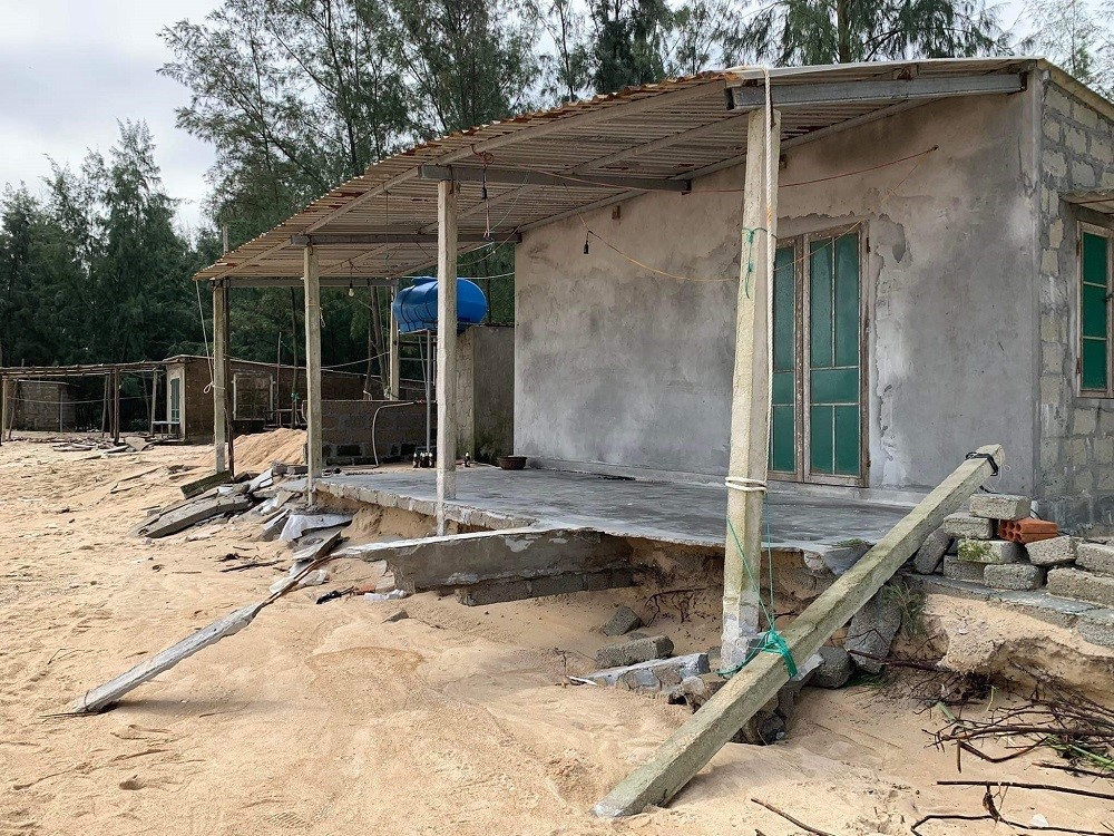 Thừa Thiên - Huế: Dân lo biển “nuốt” mất nhà