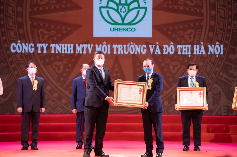 Công ty TNHH MTV Môi trường đô thị Hà Nội đón nhận Huân chương Lao động hạng Ba