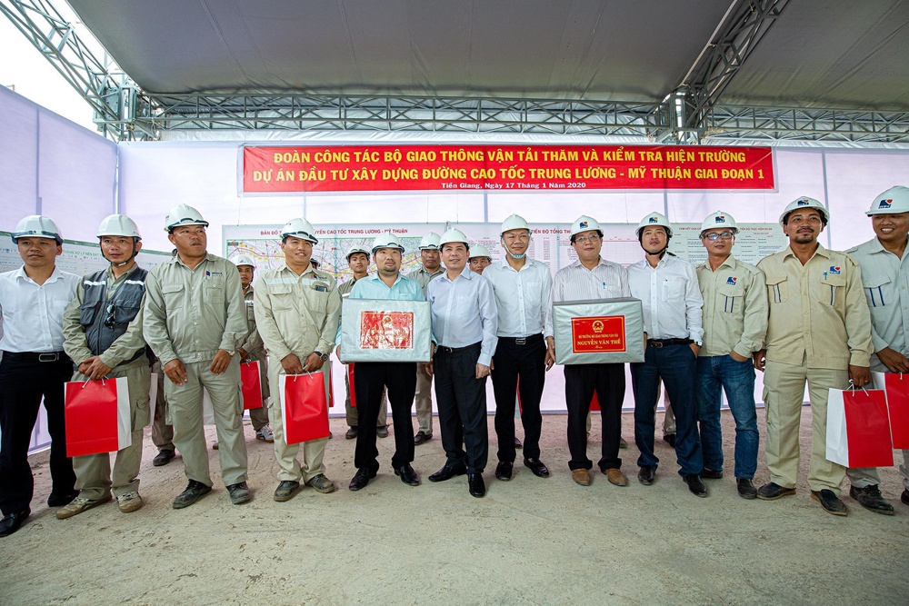 Bộ trưởng Nguyễn Văn Thể chúc Tết công nhân thi công cao tốc Trung Lương – Mỹ Thuận