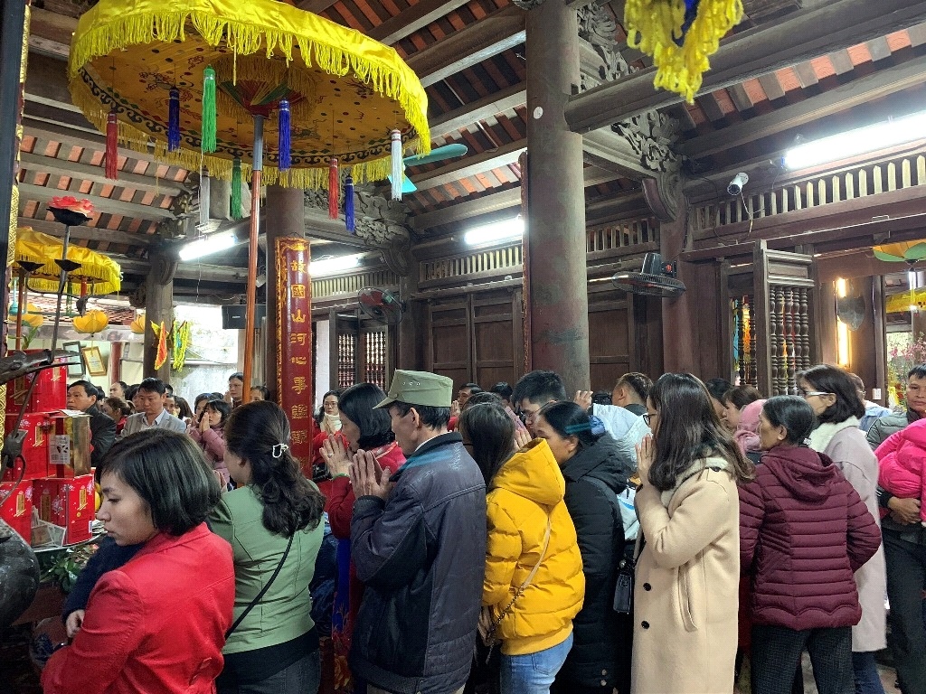 Hưng Yên: Đầu năm mới, người dân tấp nập đến đền Mẫu cầu may