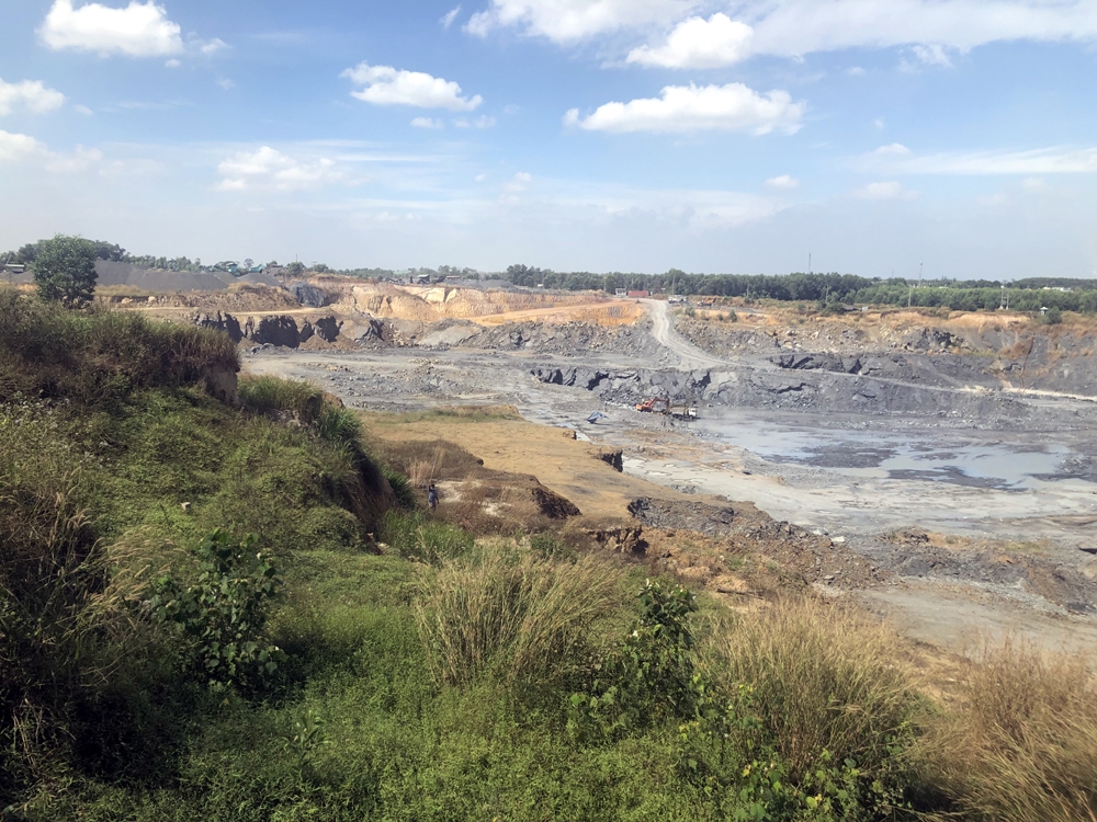 Dân tố Công ty Cổ phần công trình giao thông Đồng Nai khai thác đất đá trái phép và lấn chiếm đất ngoài ranh mỏ