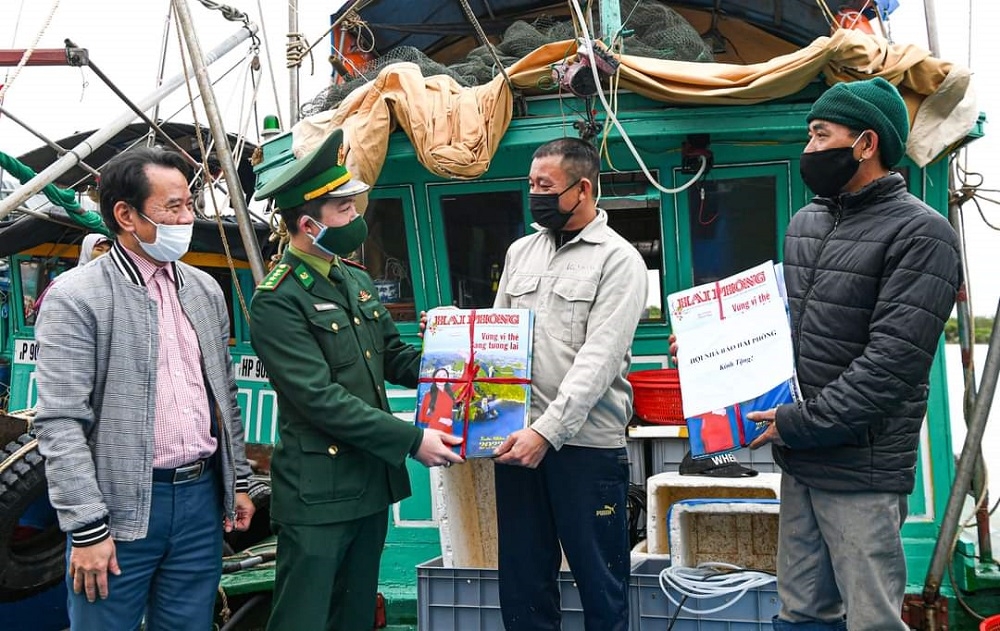 Hải Phòng: Hội Nhà báo trao ấn phẩm báo Xuân tặng các chiến sĩ và ngư dân